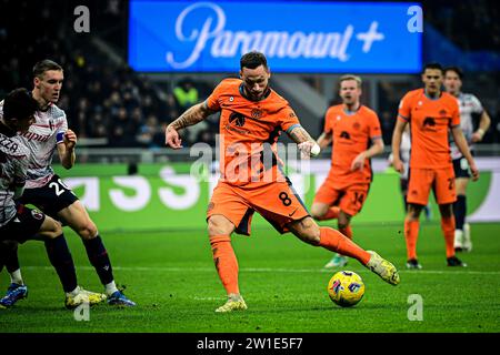 Mailand, Italien, 20.12.2023, Marko Arnautovic vom FC Internazionale schießt den Ball Lautaro Martinez vom FC Internazionale während des italienischen Fußballspiels FC Internazionale gegen Bologna im San Siro Stadion in Mailand, Italien am 20. Dezember 2023 Credit: Piero Cruciatti/Alamy Live News Stockfoto