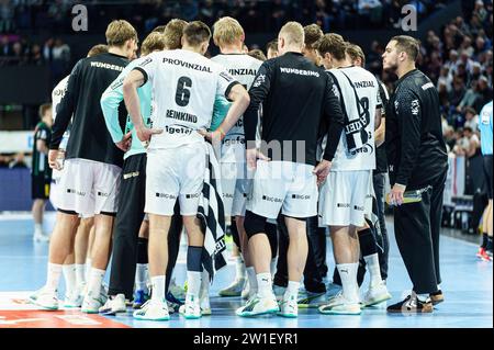 Kiel, Deutschland. Dezember 2023. THW Kiel bei Auszeit GER, THW Kiel vs. TSV Hannover-Burgdorf, Handball, Bundesliga, Spieltag 18, Saison 2023/2024, 20.12.2023 Foto: Eibner-Pressefoto/Marcel von Fehrn Credit: dpa/Alamy Live News Stockfoto