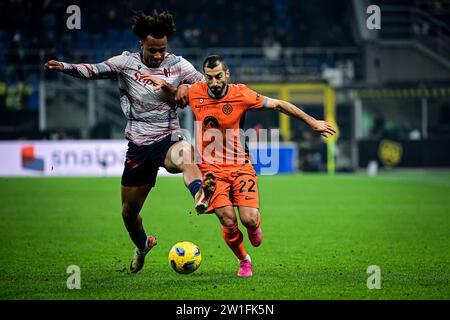 Mailand, Italien, 20.12.2023, Joshua Zirkzee von Bologna und Henrik Mkhitaryan vom FC Internazionale kämpfen um den Ball während des italienischen Fußballspiels Coppa Italia FC Internazionale gegen Bologna im San Siro Stadion in Mailand, Italien am 21. Dezember 2023 Credit: Piero Cruciatti/Alamy Live News Stockfoto