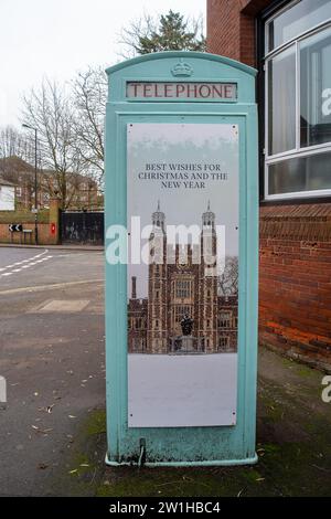 Eton, Windsor, Großbritannien. Dezember 2023. Eine Telefonzelle vor der berühmten öffentlichen Schule Eton College in Eton, Windsor, Berkshire mit einem Bild des Eton College im Schnee. Das Eton College hat sich wegen der Weihnachtsferien getrennt. Kredit: Maureen McLean/Alamy Stockfoto