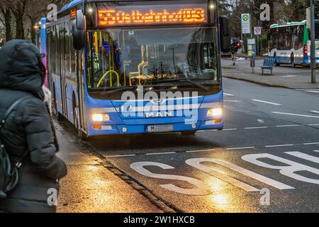 Buslinie 55 Richtung Ostbahnhof, Fahrgäste an der Bushaltestelle, München-Waldperlach, Dezember 2023 Deutschland, München, Dezember 2023, Bus 55 zum Ostbahnhof hält an der Bushaltestelle in München-Waldperlach, Fahrgäste, neue Busspur seit 2 Monaten, öffentliche Verkehrsmittel, ÖPNV, Winter, Verkehr, 2023, Bayern, *** Buslinie 55 Richtung Ostbahnhof, Fahrgäste an der Bushaltestelle München Waldperlach, Dezember 2023 Deutschland, München, Dezember 2023, Bus 55 zum Ostbahnhof hält an der Bushaltestelle in München Waldperlach, Fahrgäste, neue Busspur seit 2 Monaten, ÖPNV, Winter, Verkehr, 2023, Stockfoto