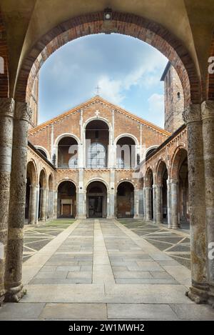 Wunderschöne ambrosianische Basilika in mailand italien Stockfoto