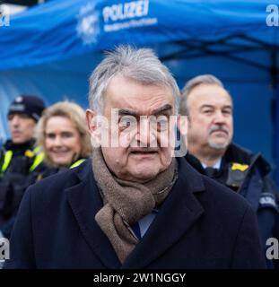 NRW-Innenminister Herbert Reul Kaffee mit einem Polizisten - die Polizei lädt ein NRW-Innenminister Herbert Reul in Moers. Das Format des NRW-Innenministeriums Kaffee mit einem Polizisten macht an verschiedenen Orten in ganz NRW halt. Bürgerinnen und Bürger können in entspannter Atmosphäre mit der Polizei ins Gespräch kommen. Moers Deutschland Nordrhein-Westfalen / NRW *** NRW Innenminister Herbert Reul Kaffee mit einem Polizisten die Polizei lädt Sie ein NRW Innenminister Herbert Reul in Moers das Format des Innenministeriums NRW Kaffee mit einem Polizistenkaffee mit Poli Stockfoto