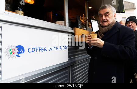 NRW-Innenminister Herbert Reul Kaffee mit einem Polizisten - die Polizei lädt ein NRW-Innenminister Herbert Reul in Moers. Das Format des NRW-Innenministeriums Kaffee mit einem Polizisten macht an verschiedenen Orten in ganz NRW halt. Bürgerinnen und Bürger können in entspannter Atmosphäre mit der Polizei ins Gespräch kommen. Moers Deutschland Nordrhein-Westfalen / NRW *** NRW Innenminister Herbert Reul Kaffee mit einem Polizisten die Polizei lädt Sie ein NRW Innenminister Herbert Reul in Moers das Format des Innenministeriums NRW Kaffee mit einem Polizistenkaffee mit Poli Stockfoto