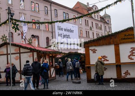 Augsaburg, Deutschland-15. Dezember 2023: An einem Gebäude am Weihnachtsmarkt hängt Ein Schild, das gegen Rassismus und Antisemitismus aufruft Stockfoto