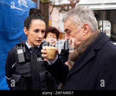 NRW-Innenminister Herbert Reul Kaffee mit einem Polizisten - die Polizei lädt ein NRW-Innenminister Herbert Reul in Moers. Das Format des NRW-Innenministeriums Kaffee mit einem Polizisten macht an verschiedenen Orten in ganz NRW halt. Bürgerinnen und Bürger können in entspannter Atmosphäre mit der Polizei ins Gespräch kommen. Moers Deutschland Nordrhein-Westfalen / NRW *** NRW Innenminister Herbert Reul Kaffee mit einem Polizisten die Polizei lädt Sie ein NRW Innenminister Herbert Reul in Moers das Format des Innenministeriums NRW Kaffee mit einem Polizistenkaffee mit Poli Stockfoto