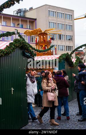 Augsaburg, Deutschland-15. Dezember 2023: Menschen spazieren auf dem Augsburger Weihnachtsmarkt Stockfoto