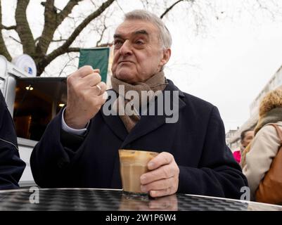 NRW-Innenminister Herbert Reul Kaffee mit einem Polizisten - die Polizei lädt ein NRW-Innenminister Herbert Reul in Moers. Das Format des NRW-Innenministeriums Kaffee mit einem Polizisten macht an verschiedenen Orten in ganz NRW halt. Bürgerinnen und Bürger können in entspannter Atmosphäre mit der Polizei ins Gespräch kommen. Moers Deutschland Nordrhein-Westfalen / NRW *** NRW Innenminister Herbert Reul Kaffee mit einem Polizisten die Polizei lädt Sie ein NRW Innenminister Herbert Reul in Moers das Format des Innenministeriums NRW Kaffee mit einem Polizistenkaffee mit Poli Stockfoto