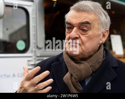 NRW-Innenminister Herbert Reul Kaffee mit einem Polizisten - die Polizei lädt ein NRW-Innenminister Herbert Reul in Moers. Das Format des NRW-Innenministeriums Kaffee mit einem Polizisten macht an verschiedenen Orten in ganz NRW halt. Bürgerinnen und Bürger können in entspannter Atmosphäre mit der Polizei ins Gespräch kommen. Moers Deutschland Nordrhein-Westfalen / NRW *** NRW Innenminister Herbert Reul Kaffee mit einem Polizisten die Polizei lädt Sie ein NRW Innenminister Herbert Reul in Moers das Format des Innenministeriums NRW Kaffee mit einem Polizistenkaffee mit Poli Stockfoto