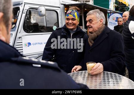 NRW-Innenminister Herbert Reul Kaffee mit einem Polizisten - die Polizei lädt ein NRW-Innenminister Herbert Reul in Moers. Das Format des NRW-Innenministeriums Kaffee mit einem Polizisten macht an verschiedenen Orten in ganz NRW halt. Bürgerinnen und Bürger können in entspannter Atmosphäre mit der Polizei ins Gespräch kommen. Moers Deutschland Nordrhein-Westfalen / NRW *** NRW Innenminister Herbert Reul Kaffee mit einem Polizisten die Polizei lädt Sie ein NRW Innenminister Herbert Reul in Moers das Format des Innenministeriums NRW Kaffee mit einem Polizistenkaffee mit Poli Stockfoto