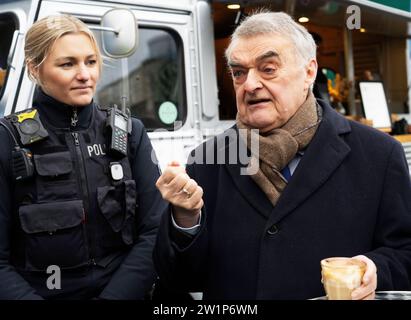 NRW-Innenminister Herbert Reul Kaffee mit einem Polizisten - die Polizei lädt ein NRW-Innenminister Herbert Reul in Moers. Das Format des NRW-Innenministeriums Kaffee mit einem Polizisten macht an verschiedenen Orten in ganz NRW halt. Bürgerinnen und Bürger können in entspannter Atmosphäre mit der Polizei ins Gespräch kommen. Moers Deutschland Nordrhein-Westfalen / NRW *** NRW Innenminister Herbert Reul Kaffee mit einem Polizisten die Polizei lädt Sie ein NRW Innenminister Herbert Reul in Moers das Format des Innenministeriums NRW Kaffee mit einem Polizistenkaffee mit Poli Stockfoto