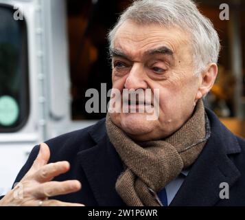 NRW-Innenminister Herbert Reul Kaffee mit einem Polizisten - die Polizei lädt ein NRW-Innenminister Herbert Reul in Moers. Das Format des NRW-Innenministeriums Kaffee mit einem Polizisten macht an verschiedenen Orten in ganz NRW halt. Bürgerinnen und Bürger können in entspannter Atmosphäre mit der Polizei ins Gespräch kommen. Moers Deutschland Nordrhein-Westfalen / NRW *** NRW Innenminister Herbert Reul Kaffee mit einem Polizisten die Polizei lädt Sie ein NRW Innenminister Herbert Reul in Moers das Format des Innenministeriums NRW Kaffee mit einem Polizistenkaffee mit Poli Stockfoto