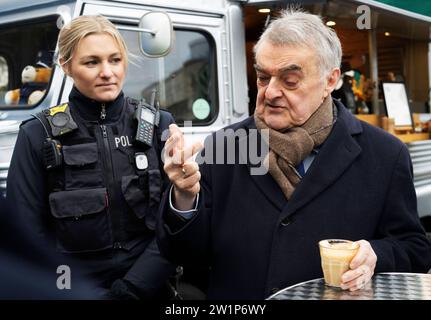 NRW-Innenminister Herbert Reul Kaffee mit einem Polizisten - die Polizei lädt ein NRW-Innenminister Herbert Reul in Moers. Das Format des NRW-Innenministeriums Kaffee mit einem Polizisten macht an verschiedenen Orten in ganz NRW halt. Bürgerinnen und Bürger können in entspannter Atmosphäre mit der Polizei ins Gespräch kommen. Moers Deutschland Nordrhein-Westfalen / NRW *** NRW Innenminister Herbert Reul Kaffee mit einem Polizisten die Polizei lädt Sie ein NRW Innenminister Herbert Reul in Moers das Format des Innenministeriums NRW Kaffee mit einem Polizistenkaffee mit Poli Stockfoto