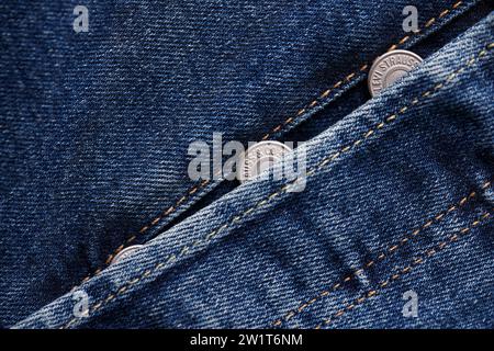 Nahaufnahme der Details der neuen LEVI's 501 Jeans. Nähte und Knöpfe im Nahbereich. Klassisches Jeans-Modell. LEVI's ist ein Markenname von Levi Strauss and Co Stockfoto