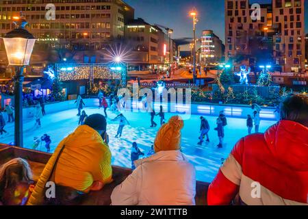 Eislaufen am Stachus, Vergnügen beim Münchner Eiszauber, Dezember 2023 Deutschland, München, 20.12.2023, Münchner Eiszauber, Eislaufen am Stachus, Open Air Eislaufevent mitten in der Stadt, Zuschauer schauen von oben dem fröhlichen Treiben zu, nachmittags um 17 Uhr, Dämmerung, Temperaturen um die 3 Grad, Winter, Weihnachtszeit, Dezember 2023, Bayern, *** Schlittschuhlaufen bei Stachus, Spaß beim Munich Ice Magic, Dezember 2023 Deutschland, München, 20 12 2023, Munich Ice Magic, Schlittschuhlaufen am Stachus, ein Open-Air-Schlittschuhlaufen mitten in der Stadt, Zuschauer beobachten das fröhliche Gehen von oben, af Stockfoto
