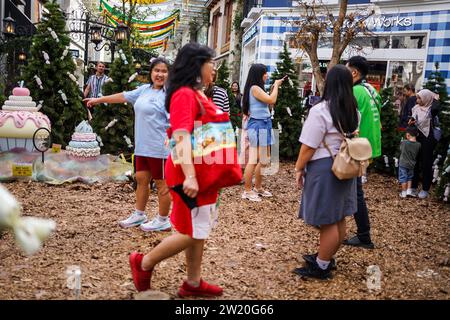 Bandung, West-Java, Indonesien. Dezember 2023. Besucher besuchen die Weihnachtsdekoration in der Paris Van Java Mall. Die Einkaufszentren in Indonesien sind vor Weihnachten und Silvesterfeier mit Weihnachtsdekorationen dekoriert. (Kreditbild: © Dimas Rachmatsyah/ZUMA Press Wire) NUR REDAKTIONELLE VERWENDUNG! Nicht für kommerzielle ZWECKE! Stockfoto