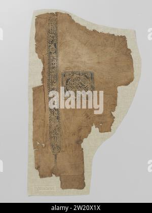 Fragment van een Coat Met Map en Nail Anonymous, ca. 600 - ca. 899 Leinenfragment einer Tunika mit gewebter Tabula und Clavus in Schwarz. Der Clavus hat eine Dekoration von Tieren, einschließlich laufender und springender Löwe, eine schwimmende Figur, ein Vogelpaar von einander. Der Clavus endet tropfenförmig. In der Tabula ein Kreis, in dem eine mit überkreuzten Beinen tanzende Figur mit Schleier über dem Kopf (Neria?), sowie einige Tiere wie ein laufender Löwe und eine Schlange. An der Oberseite ist ein dickerer Schlag und ein dunkelbrauner Wollschlag sowie ein Teil einer Selbstseite vorhanden. Dies kann auf einen Halsschnitt hinweisen. Ein Gewebefragment Stockfoto