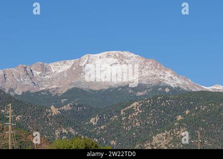 Neuschnee am Pikes Peak, von Manitou Springs aus gesehen Stockfoto