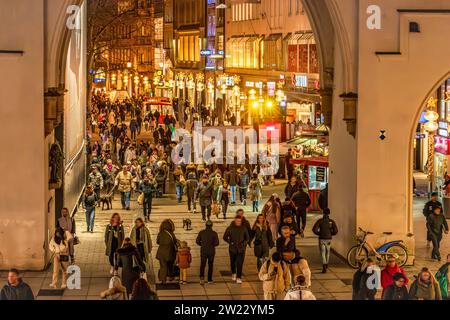 Shopping in der Neuhauser Straße, Weihnachtseinkäufe in der Innenstadt, München, Dezember 2023 Deutschland, München, Dezember 2023, Shopping in der Neuhauser Straße, Blick durch das Karlstor, Fußgängerzone weihnachtlich dekoriert, viele Münchner bei Weihnachtseinkäufen, Mittwochnachmittag nach 17 Uhr, Geschäfte, Adventszeit, Weihnachtszeit, Wirtschaft, Winter, Bayern, *** Shopping in der Neuhauser Straße, Weihnachtseinkauf in der Innenstadt, München, Dezember 2023 Deutschland, München, Dezember 2023, Einkaufsmöglichkeiten in der Neuhauser Straße, Blick durch das Karlstor, weihnachtlich geschmückte Fußgängerzone, viele Stockfoto