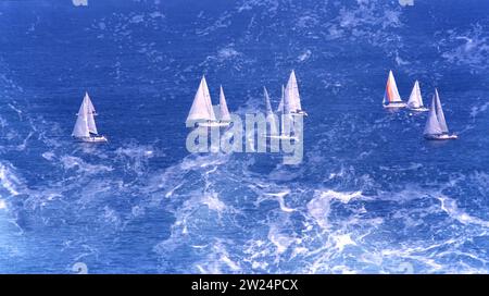 Doppelte Exposition von Yachten und Wellen auf einem blauen tropischen Meer Stockfoto