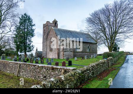 Tundergarth Church, wo ein Gottesdienst anlässlich des 35. Jahrestages des Bombenanschlags auf Lockerbie abgehalten wurde. Am 21. Dezember 1988 explodierte der Pan am Flug 103 über der Stadt Dumfries und Galloway, 40 Minuten nach dem Flug von London nach New York. Alle 259 Passagiere und Besatzungsmitglieder wurden getötet, darunter 35 Studenten der University of Syracuse sowie 11 Einwohner von Lockerbie. Bilddatum: Donnerstag, 21. Dezember 2023. Stockfoto