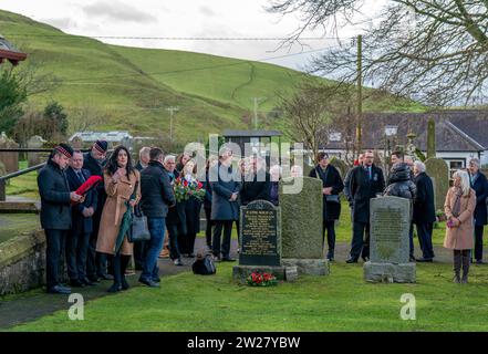 Menschen versammeln sich auf dem Gelände der Tundergarth Church zu einem Gottesdienst zum 35. Jahrestag des Lockerbie-Bombenanschlags. Am 21. Dezember 1988 explodierte der Pan am Flug 103 über der Stadt Dumfries und Galloway, 40 Minuten nach dem Flug von London nach New York. Alle 259 Passagiere und Besatzungsmitglieder wurden getötet, darunter 35 Studenten der University of Syracuse sowie 11 Einwohner von Lockerbie. Bilddatum: Donnerstag, 21. Dezember 2023. Stockfoto
