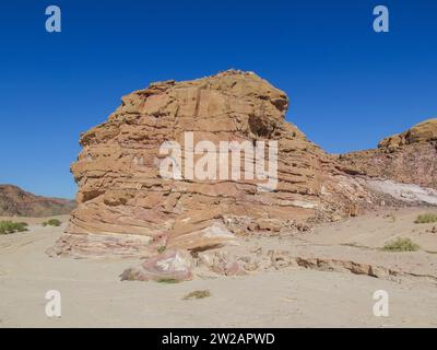 Erodierte Felsen, Berglandschaft im südlichen Sinai zwischen Ain Khudra und Nuwaiba, Ägypten Stockfoto