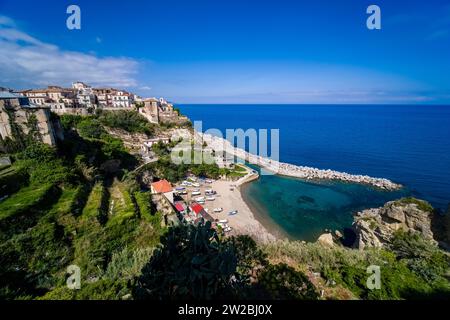 Blick aus der Vogelperspektive auf den Hafen und die kleine Stadt Pizzo, die auf einer felsigen Klippe mit Blick auf das Mittelmeer liegt. Stockfoto