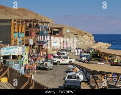Restaurants am Tauchplatz Blue Hole, Golf von Akaba, Rotes Meer, Dahab, Sinai, Ägypten Stockfoto