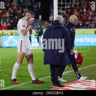 Köln, Deutschland. Dezember 2023. firo: 10.12.2023, Fußball, 1. Liga, 1. Bundesliga, Saison 2023/2024, 1.FC Köln - FSV FSV Mainz 05 Verletzung Jeff CHABOT, Köln Credit: dpa/Alamy Live News Stockfoto