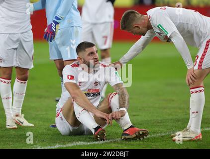 Köln, Deutschland. Dezember 2023. firo: 10.12.2023, Fußball, 1. Liga, 1. Bundesliga, Saison 2023/2024, 1.FC Köln - FSV FSV Mainz 05 Verletzung Jeff CHABOT, Köln Credit: dpa/Alamy Live News Stockfoto