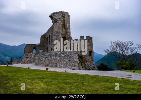 Überreste der Burg Castello Normanno-Svevo mit Blick auf die Häuser der Stadt Morano Calabro. Stockfoto