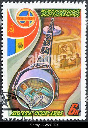 Gestempelte Briefmarke, gedruckt von der Sowjetunion, auf der Kosmonautenausbildung auf Zentrifuge, Interkosmos - sowjetisch-rumänischer Raumflug, um 1981 gezeigt wird. Stockfoto