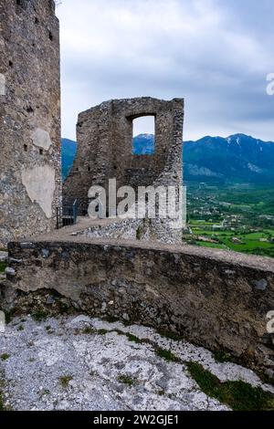 Überreste der Burg Castello Normanno-Svevo mit Blick auf die Häuser der Stadt Morano Calabro. Stockfoto