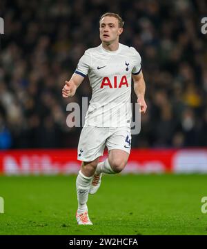 Dezember 2023 - Tottenham Hotspur gegen West Ham United - Premier League - Tottenham Hotspur Stadium. Tottenham's Oliver Skipp im Kampf gegen West Ham. Bild : Mark Pain / Alamy Live News Stockfoto