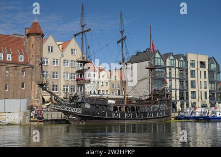 Nachbau Piratenschiff Czarna-Perla, Ausflugsboot auf der Motlawa, Altstadt, Danzig, Woiwodschaft Pommern, Polen Stockfoto