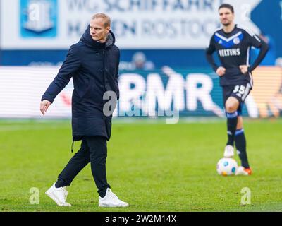 Rostock, Deutschland. Dezember 2023. firo: 10.12.2023, Fußball, 1. Liga, 1. Bundesliga, Saison 2023/2024, FC Hansa Rostock - FC Schalke 04 Trainer Karel Geraerts (FC Schalke 04) ganze Figur, Credit: dpa/Alamy Live News Stockfoto