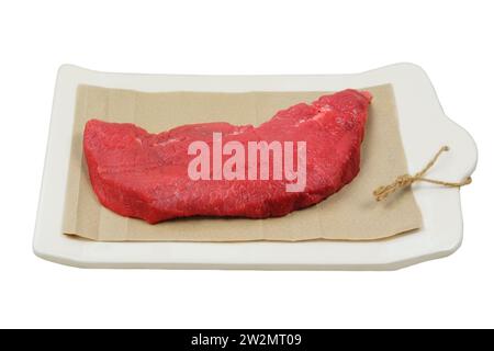 Rindfleisch auf einer Keramikplatte isoliert auf weißem Hintergrund. Rohes Fleisch zum Kochen. Fleisch zum Grillen. Stockfoto