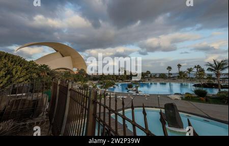 Atemberaubendes architektonisches Gebäude des Auditorio de Tenerife, Auditorium, Santa Cruz de Tenerife, Kanarische Inseln, Spanien, in der weiteren Landschaft Stockfoto