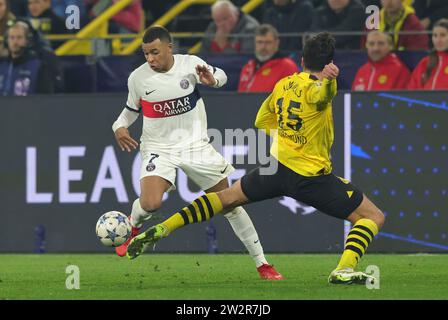 Dortmund, Deutschland. Dezember 2023. firo: 13.12.2023, Fußball, UEFA CHAMPIONS LEAGUE, Saison 2023/2024, UCL, CL, Gruppenphase, BVB, Borussia Dortmund - PSG, Paris Saint Germain 1:1 Kylian MBAPPE, PSG, links gegen Mats HUMMELS/dpa/Alamy Live News Stockfoto