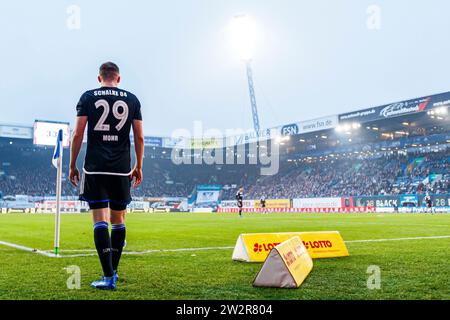 Rostock, Deutschland. Dezember 2023. firo: 10.12.2023, Fußball, 1. Liga, 1. Bundesliga, Saison 2023/2024, FC Hansa Rostock - FC Schalke 04 Tobias Mohr (FC Schalke 04) Eckstoß Credit: dpa/Alamy Live News Stockfoto