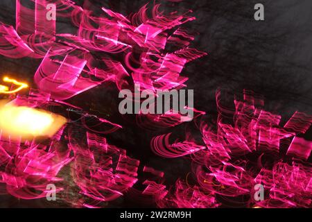 Abstraktes Lichtmuster aus Langzeitbelichtung von Weihnachtslichtern. Lichtspuren zeigen absichtliche Kamerabewegungen. Stockfoto