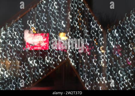 Abstraktes Lichtmuster aus Langzeitbelichtung von Weihnachtslichtern. Lichtspuren zeigen absichtliche Kamerabewegungen. Stockfoto