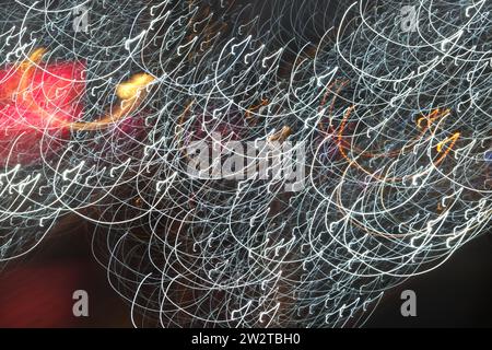 Abstraktes Lichtmuster aus Langzeitbelichtung von Weihnachtslichtern. Lichtspuren zeigen absichtliche Kamerabewegungen. Stockfoto