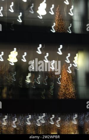 Abstraktes Lichtmuster aus Langzeitbelichtung von Weihnachtslichtern. Lichtspuren zeigen absichtliche Kamerabewegungen Stockfoto