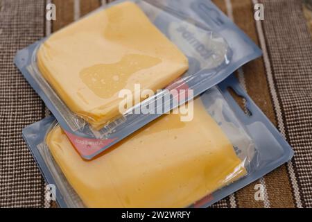 Minas Gerais, Brasilien - 12. Dezember 2023: Gelbkäse in Scheiben in Kunststoff verpackt Stockfoto