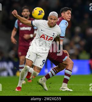 London, Großbritannien. Dezember 2023 - Tottenham Hotspur gegen West Ham United - Premier League - Tottenham Hotspur Stadium. Tottenhams Richarlison im Kampf gegen West Ham. Bildnachweis: Mark Pain / Alamy Live News Stockfoto