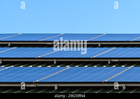 Neue Solarpaneele auf dem Dach eines Hauses in South Australia vor klarem blauem Himmel installiert Stockfoto