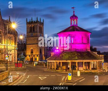 Blick in die Abenddämmerung auf Barnard Castle zur Weihnachtszeit mit Weihnachtslichtern und Dekoration mit Blick über das Market Cross und entlang der A67 Main Street Stockfoto