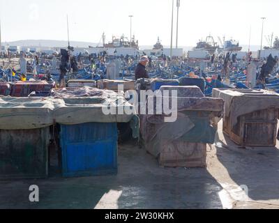 Kisten mit Haifischnetzen mit Fischerbooten im Hafen von Essaouira, der „windigen Stadt“, Marokko. Dezember 2023 Stockfoto